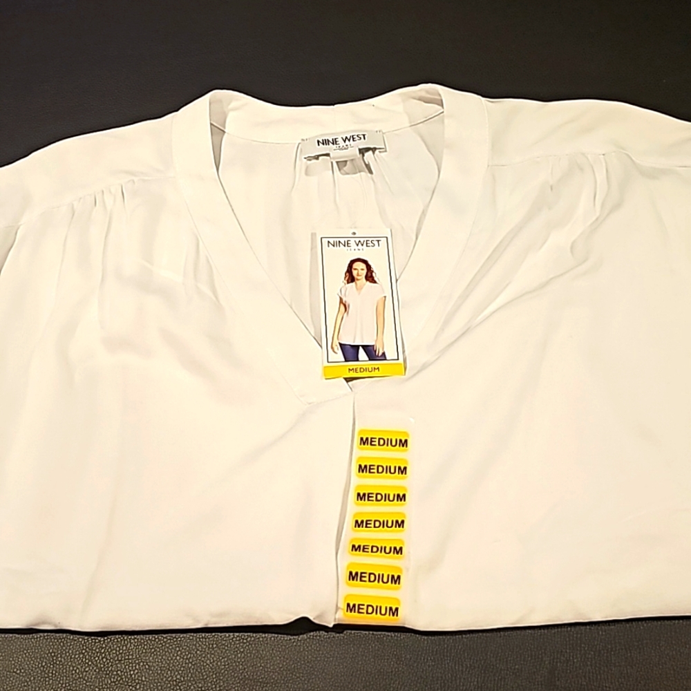 Ladies Nine West White V-neck top